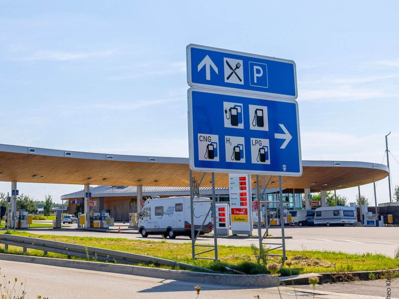 Bild autobahntankstelle.jpg